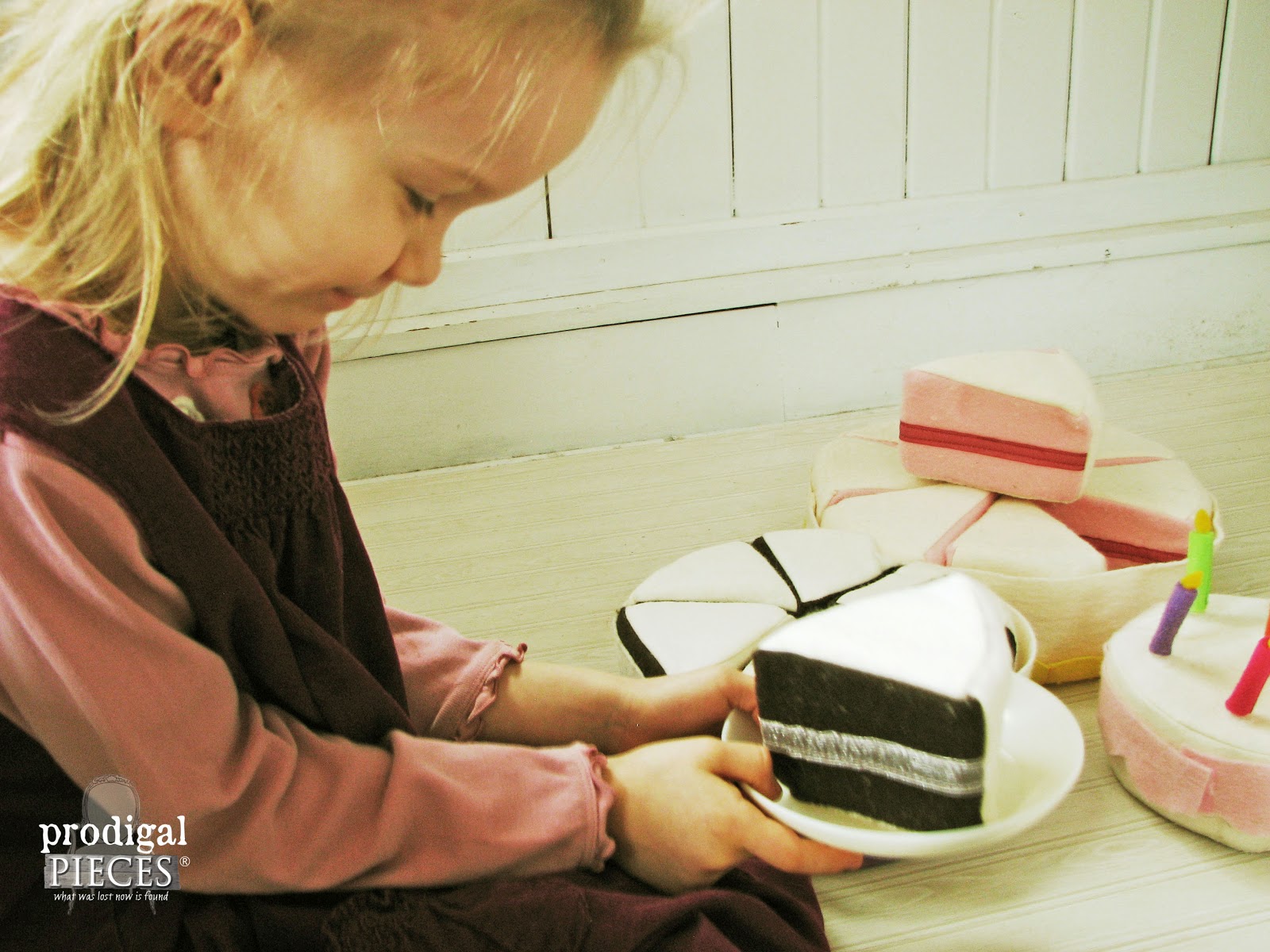 Pretend Play Cake Made from Felt by Larissa of Prodigal Pieces | prodigalpieces.com 
