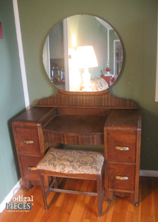 Vanity Makeovers 16 Diffe Sets, Antique Dresser With Large Round Mirror